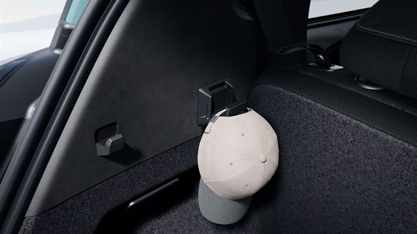 Kapa, obešena na kljukico v prtljažnem prostoru vozila Dacia Spring