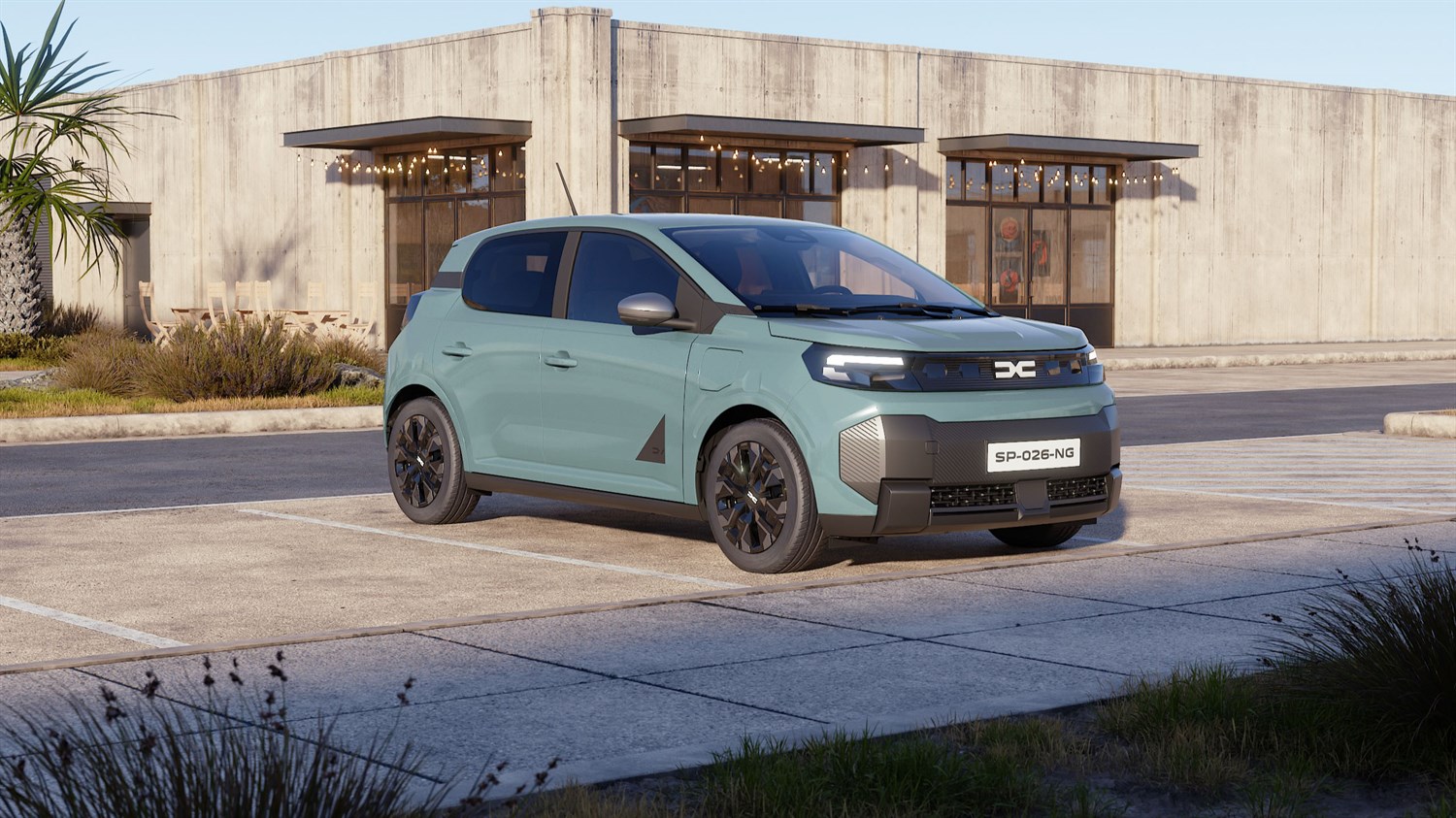 Dacia Spring v svetlo zeleni barvi, parkiran pred sodobno betonsko stavbo