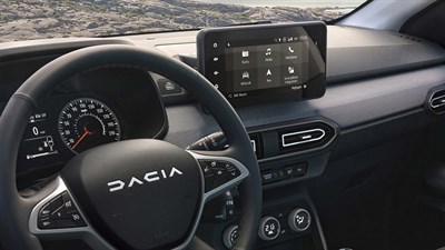 Notranjost vozila Dacia Jogger s poudarkom na volanu, armaturni plošči in sredinskem zaslonu z vklopljenim info-zabavnim sistemom.