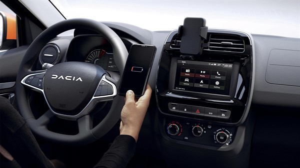  Dacia Spring – indukcijski polnilnik pametnega telefona